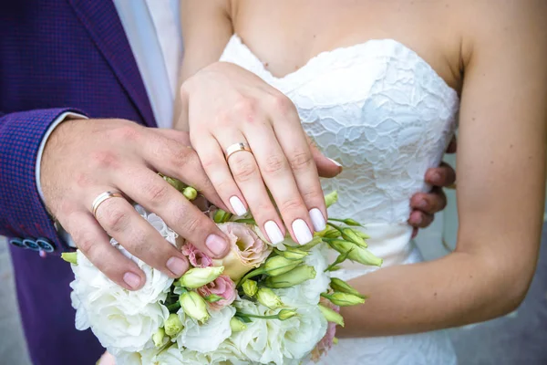 新娘展示结婚戒指。Brideshows 结婚戒指给朋友. — 图库照片