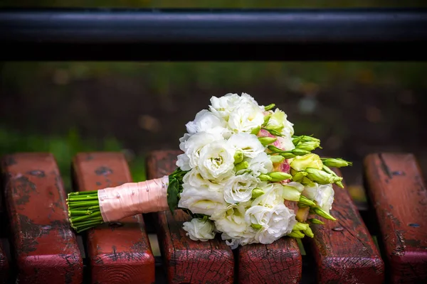 Bouquet di sposa su una panchina bianca. Bellissimo bouquet da sposa — Foto Stock