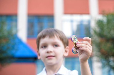 Yaz günü topluca el spinner ile oynayan sevimli küçük çocuk. 