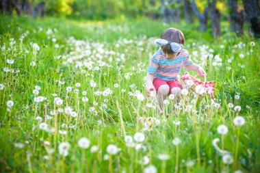 neşeli çocuk sepet renkli Paskalya dolu tutarak parkta çim üzerinde duran yumurtası avı sonra yumurta.