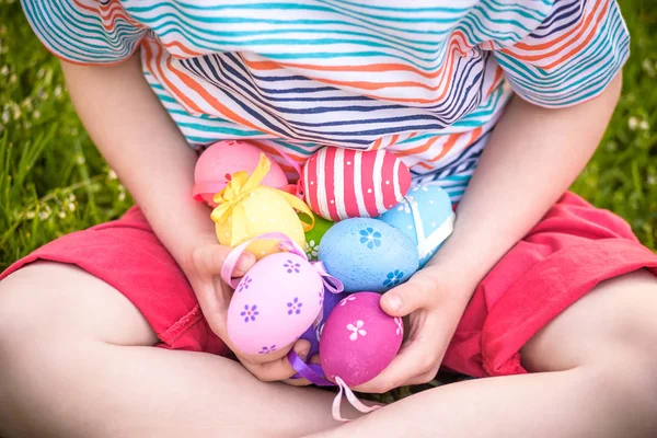 Různé barvy, kterou hon na velikonoční vajíčka v rukou dítěte-vejce — Stock fotografie