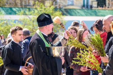 Kiev, Ukrayna - 12 Nisan 2017: Patrik Ukraynalı Ortodoks Kilisesi, Kiev Patrikhanesi Paskalya kek ve St. Sophia'nın katedral boyalı yumurta kutsar