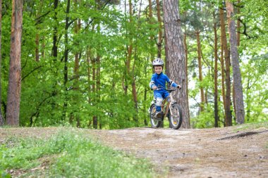 Mutlu komik küçük çocuk çocuk renkli yağmurluk ilk sürme