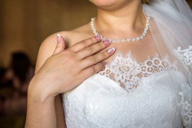 Gelin alyans gösterir. Brideshows alyans arkadaşlar.