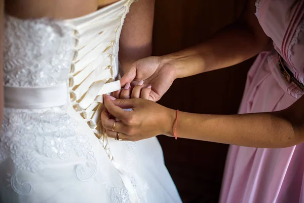 Hände Nahaufnahme Schnürung Brautkleid Korsett — Stockfoto