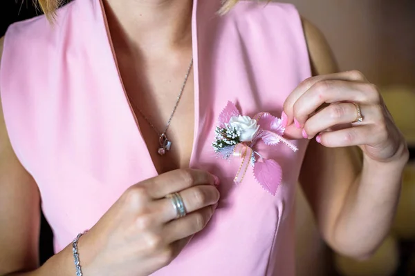 Leštění boutonniere na ruku družička — Stock fotografie