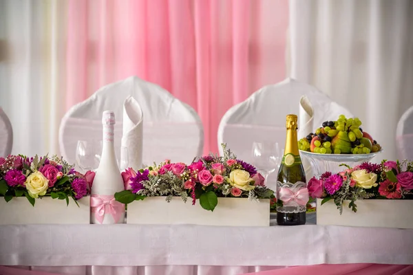 Svatební dekorace s květinami — Stock fotografie