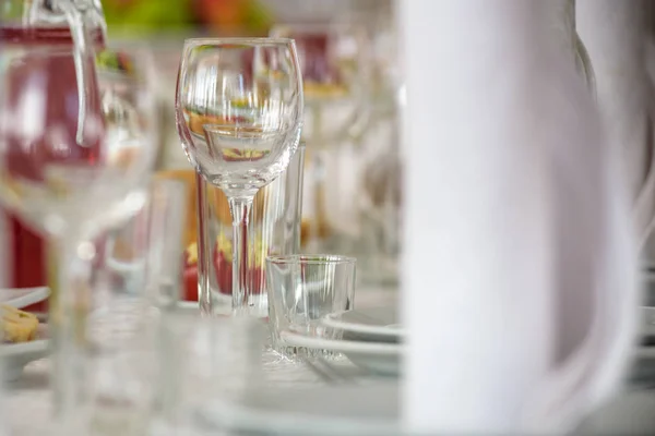 Piękny stół ustawienie z naczynia i kwiaty na imprezę, wesele lub inne wydarzenia. Naczynia i sztućce dla zdarzenia bez wyżywienia Kolacja — Zdjęcie stockowe