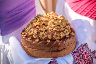 Geleneksel düğün Ukrayna ekmek Korovai çiçeklerle