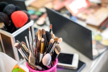 Güzel bir yüzü için profesyonel visagiste fırçalar kümesi makyaj. Film renkleri soluyor. Yüz makyaj kozmetik güzellik salonu tablo. Son saatlerinde yanında bulunanlar için aygıtlar.