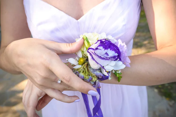 Vestir um boutonniere na mão de uma dama de honra — Fotografia de Stock