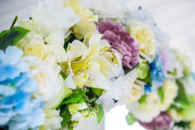 Düğün kemer çiçekler, beyaz koltukları ve çiçekler buket dekore edilmiş