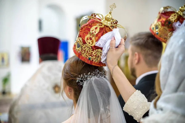 Traditionelle ukrainische Hochzeitszeremonie stilvolle glückliche Brautpaare in der Kirche — Stockfoto