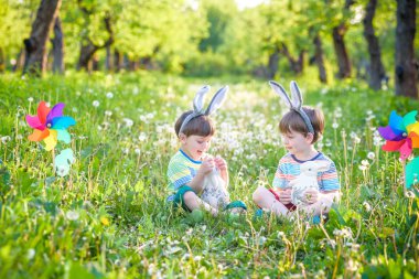 Having oyunculuk ile renkli yumurta Paskalya için iki erkek parkta,