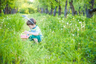 neşeli çocuk sepet arasında renkli Paskalya yumurta dolu holding