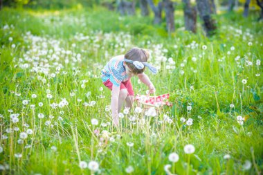 neşeli çocuk sepet arasında renkli Paskalya yumurta dolu holding