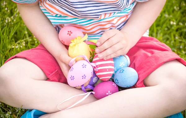 Různé barvy, kterou hon na velikonoční vajíčka v rukou dítěte-vejce — Stock fotografie