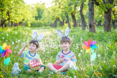 Having oyunculuk ile renkli yumurta Paskalya için iki erkek parkta,