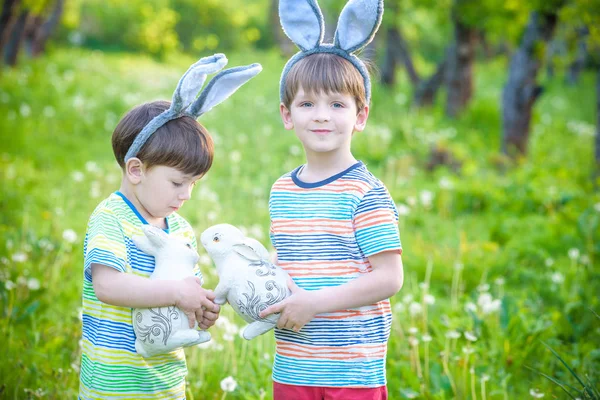 Dwóch małych chłopców dzieci i przyjaciół w Easter bunny uszy podczas tra — Zdjęcie stockowe