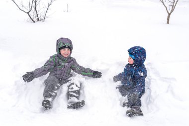 Mutlu arkadaş kar ile eğleniyor