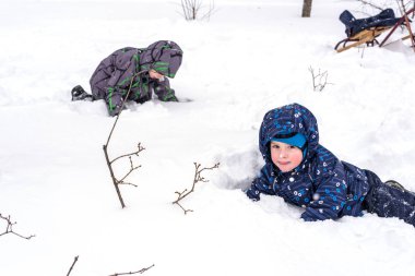 Mutlu arkadaş kar ile eğleniyor