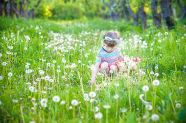neşeli çocuk sepet arasında renkli Paskalya yumurta dolu holding