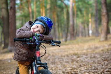 Having oyunculuk ile sonbahar ormandaki 3 veya 5 yıllık mutlu bir çocukluk oğlan bir