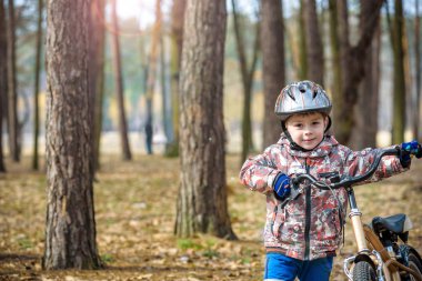 Having oyunculuk ile sonbahar ormandaki 3 veya 5 yıllık mutlu bir çocukluk oğlan bir