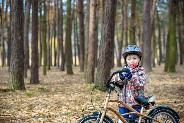 temiz su içme ile bisiklet ile genç çocuk