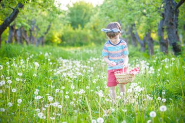 neşeli çocuk sepet arasında renkli Paskalya yumurta dolu holding