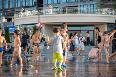 Kiev, Ukrayna 13 Ağustos 2017: Happy kids var şehir su çeşme sıcak yaz gününde oynayan eğlenceli.