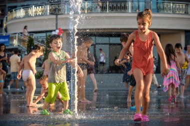 Kiev, Ukrayna 13 Ağustos 2017: Happy kids var şehir su çeşme sıcak yaz gününde oynayan eğlenceli.