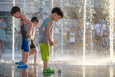 Kiev, Ukrayna 13 Ağustos 2017: Happy kids var şehir su çeşme sıcak yaz gününde oynayan eğlenceli.