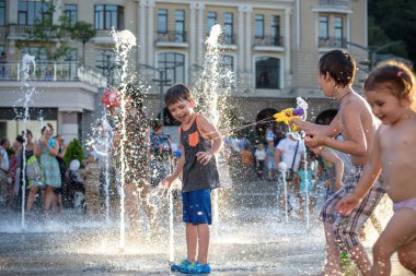 Kiev, Ukrayna 13 Ağustos 2017: Happy kids var şehir su çeşme sıcak yaz gününde oynayan eğlenceli.