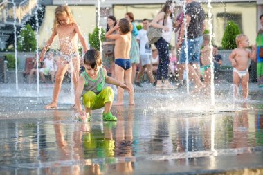 Kiev, Ukrayna 13 Ağustos 2017: Happy kids var şehir su çeşme sıcak yaz gününde oynayan eğlenceli.