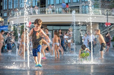 Kiev, Ukrayna 13 Ağustos 2017: Happy kids var şehir su çeşme sıcak yaz gününde oynayan eğlenceli.