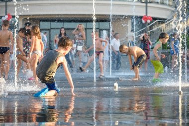Kiev, Ukrayna 13 Ağustos 2017: Happy kids var şehir su çeşme sıcak yaz gününde oynayan eğlenceli.
