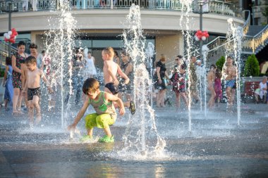 Kiev, Ukrayna 13 Ağustos 2017: Happy kids var şehir su çeşme sıcak yaz gününde oynayan eğlenceli.
