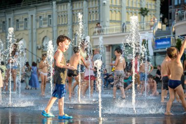 Kiev, Ukrayna 13 Ağustos 2017: Happy kids var şehir su çeşme sıcak yaz gününde oynayan eğlenceli.