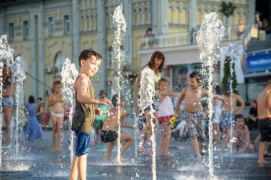 Kiev, Ukrayna 13 Ağustos 2017: Happy kids var şehir su çeşme sıcak yaz gününde oynayan eğlenceli.