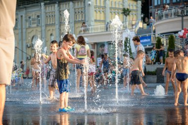 Kiev, Ukrayna 13 Ağustos 2017: Happy kids var şehir su çeşme sıcak yaz gününde oynayan eğlenceli.