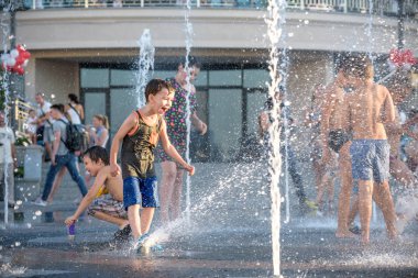 Kiev, Ukrayna 13 Ağustos 2017: Happy kids var şehir su çeşme sıcak yaz gününde oynayan eğlenceli.