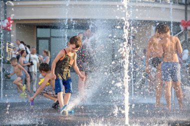 Kiev, Ukrayna 13 Ağustos 2017: Happy kids var şehir su çeşme sıcak yaz gününde oynayan eğlenceli.