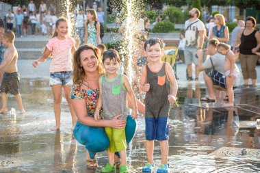Kiev, Ukrayna 13 Ağustos 2017: Happy kids var şehir su çeşme sıcak yaz gününde oynayan eğlenceli.