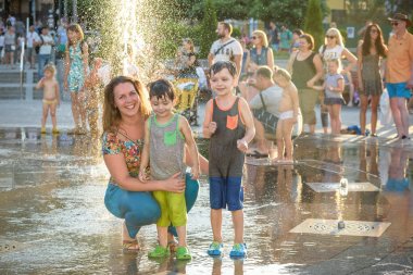 Kiev, Ukrayna 13 Ağustos 2017: Happy kids var şehir su çeşme sıcak yaz gününde oynayan eğlenceli.