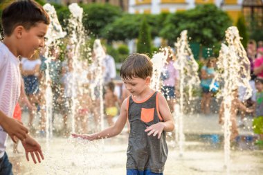 Kiev, Ukrayna 13 Ağustos 2017: Happy kids var şehir su çeşme sıcak yaz gününde oynayan eğlenceli.