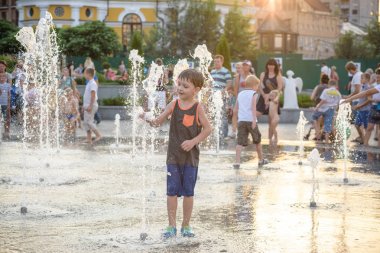 Kiev, Ukrayna 13 Ağustos 2017: Happy kids var şehir su çeşme sıcak yaz gününde oynayan eğlenceli.