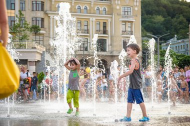 Kiev, Ukrayna 13 Ağustos 2017: Happy kids var şehir su çeşme sıcak yaz gününde oynayan eğlenceli.