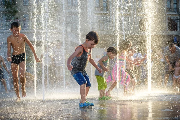 Kiev, Ukrayna 13 Ağustos 2017: Happy kids var şehir su çeşme sıcak yaz gününde oynayan eğlenceli.