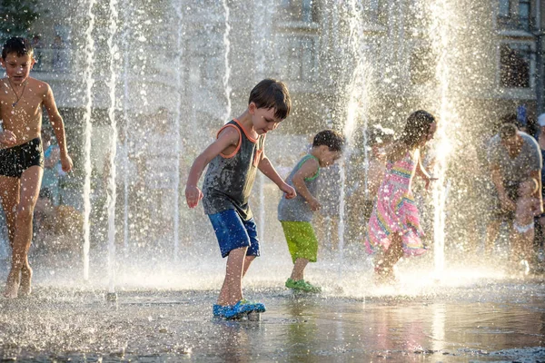 KYIV, UCRAINA AGOSTO 13, 2017: I bambini felici si divertono a giocare nella fontana d'acqua della città nella calda giornata estiva . — Foto Stock